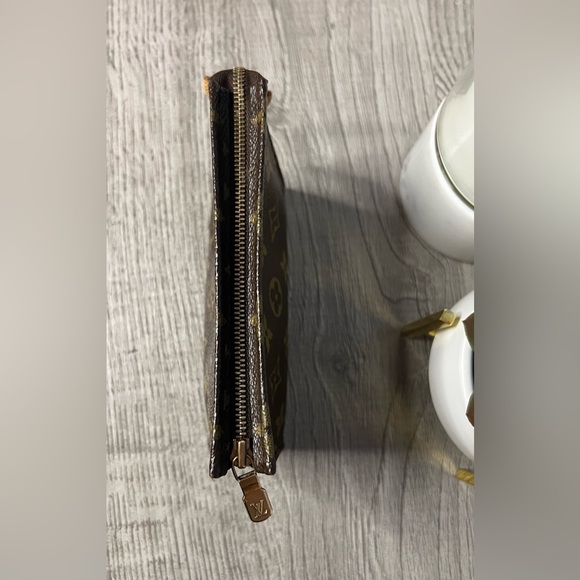 Louis Vuitton Monogram Poche Toilette 15 Cosmetic Pouch - Picture 10 of 13